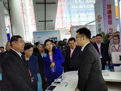 移動醫(yī)護產(chǎn)品專家（右一）為山東省領導（左一）詳解天坦移動護理系統(tǒng)