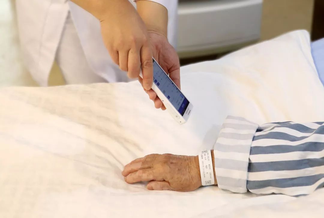 首發(fā)丨走進智慧病房，用科技托起生命的重量